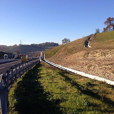 Canali-fossi di guardia nell'autostrada A14 direzione nord Fano